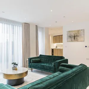 Luxury Spacious Flat With Communal Gardens And Parking London
